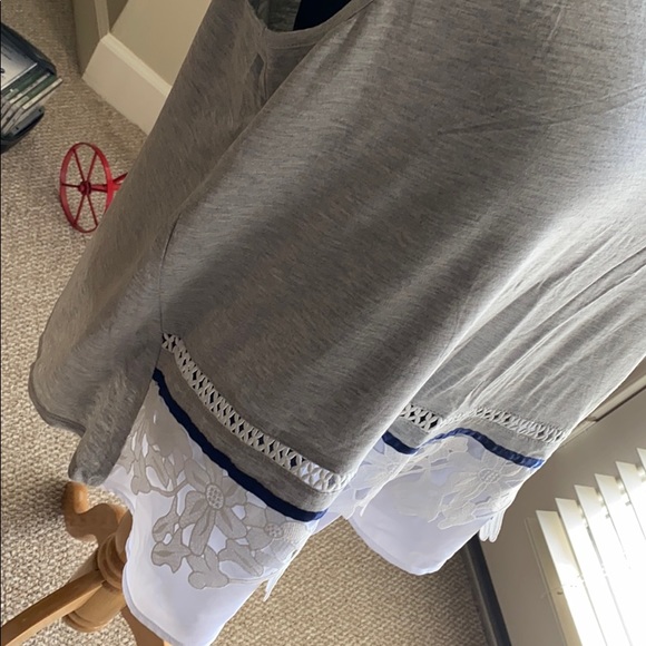 The wonderful top for lunch, just add jeans and out the door! - Picture 5 of 5